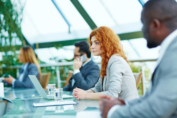 Comment planifier une série de conférences sur les femmes pionnières dans l'art?