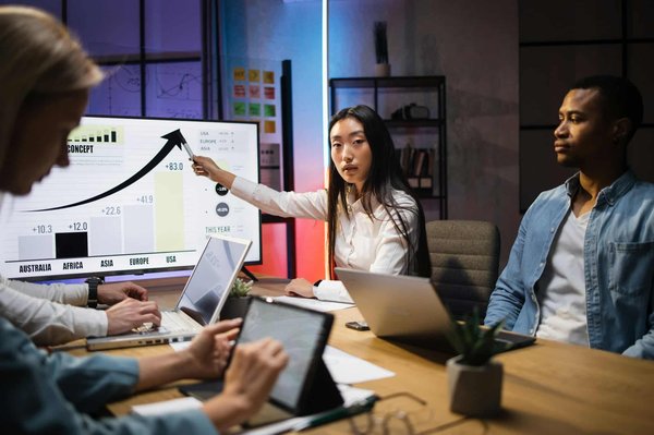 Comment identifier les meilleurs cours pour se spécialiser en analyse financière pour le secteur des technologies?